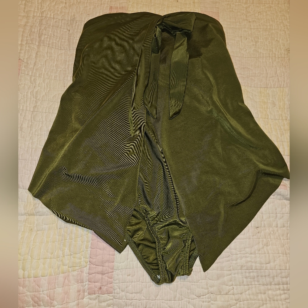 XL one piece bathing suit. Bow on the chest and 2 wings that meet in the center.